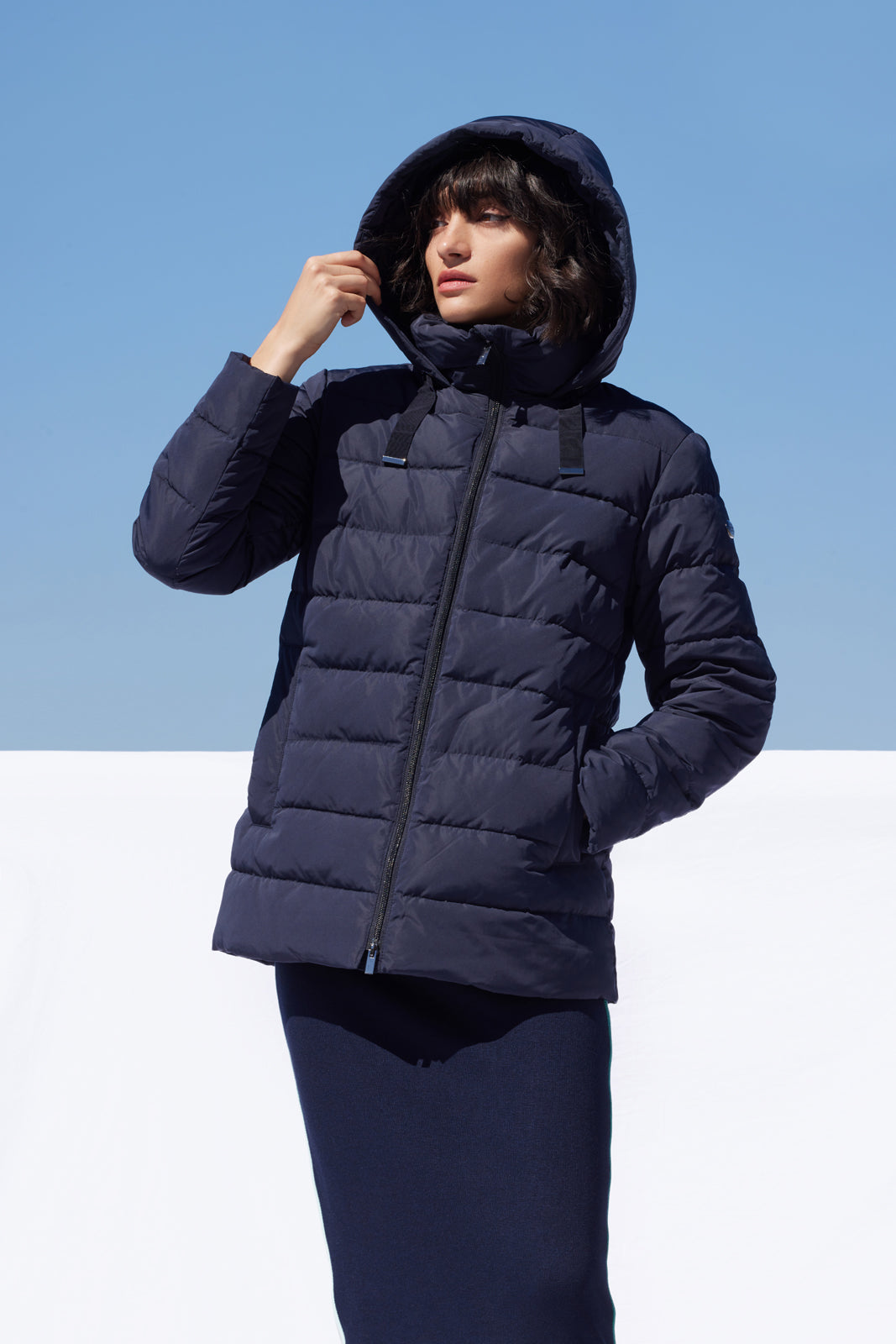 Geacă de damă dark navy Madzerini cu glugă căptușită și fermoar, detaliu texturat.