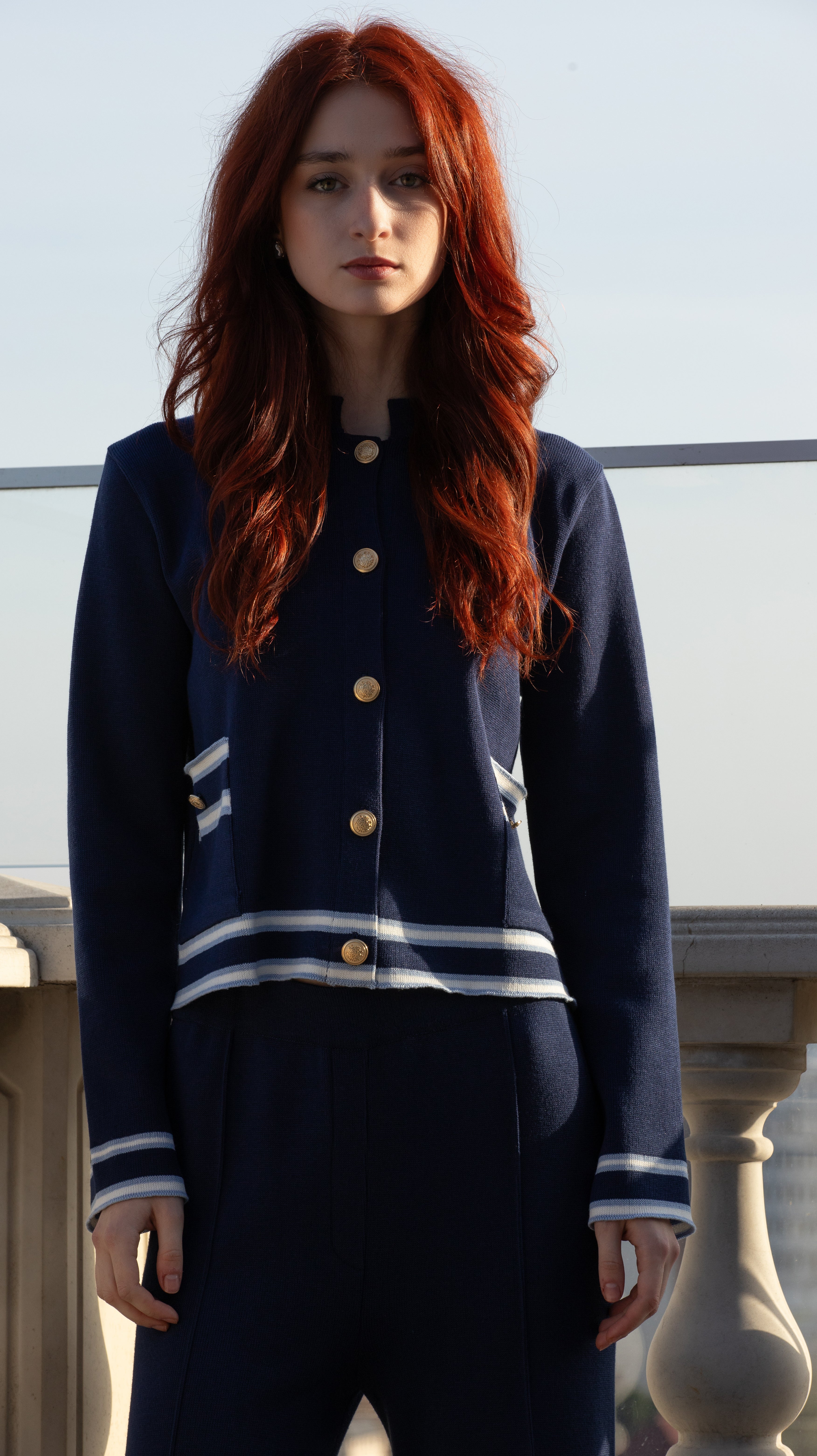 Set damă bleumarin din tricot – cardigan cu detalii albe & pantaloni lejeri – MARRONE