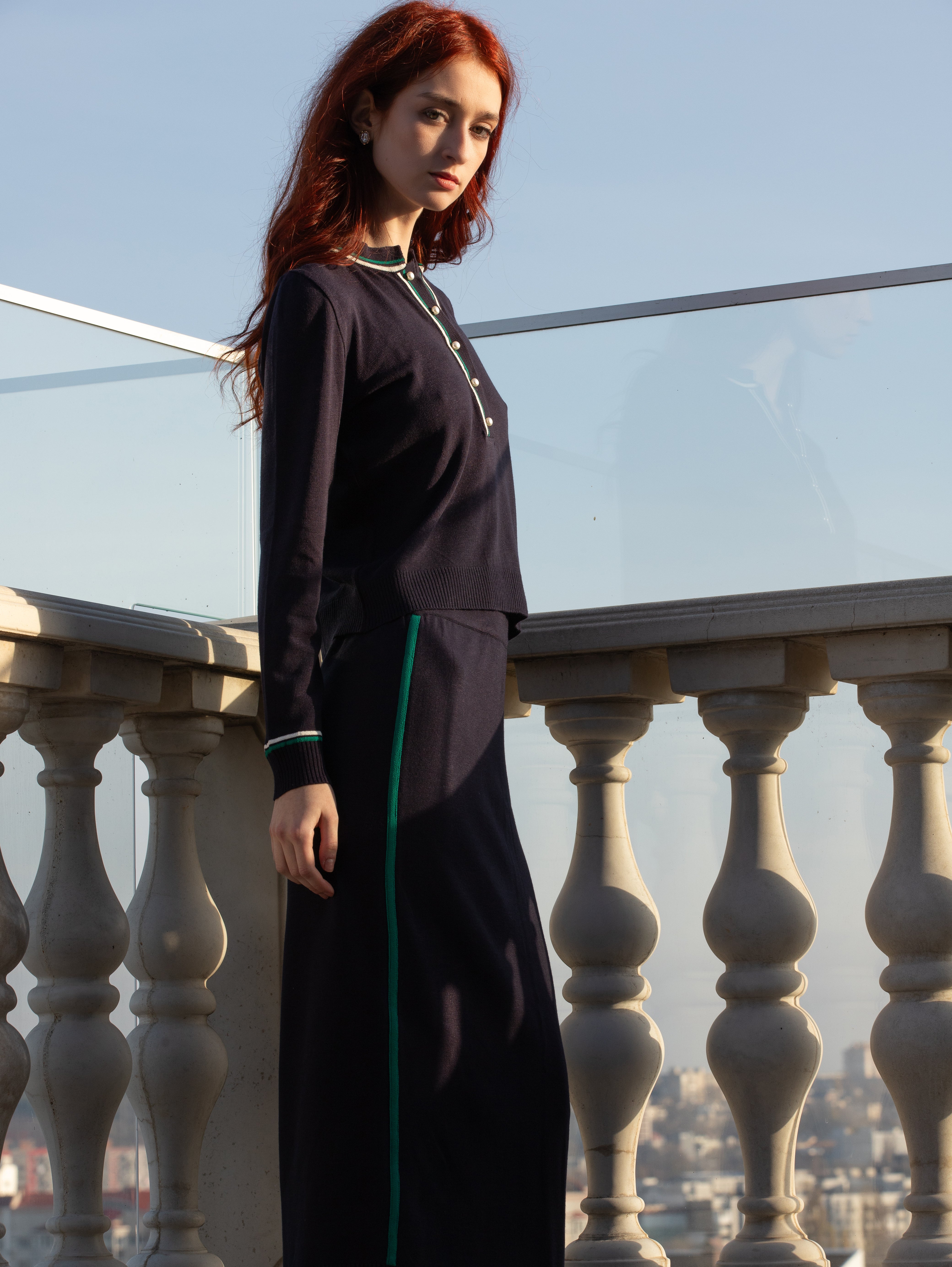 Set damă bleumarin din tricot – bluză cu nasturi și fustă midi cu bandă laterală – MARRONE