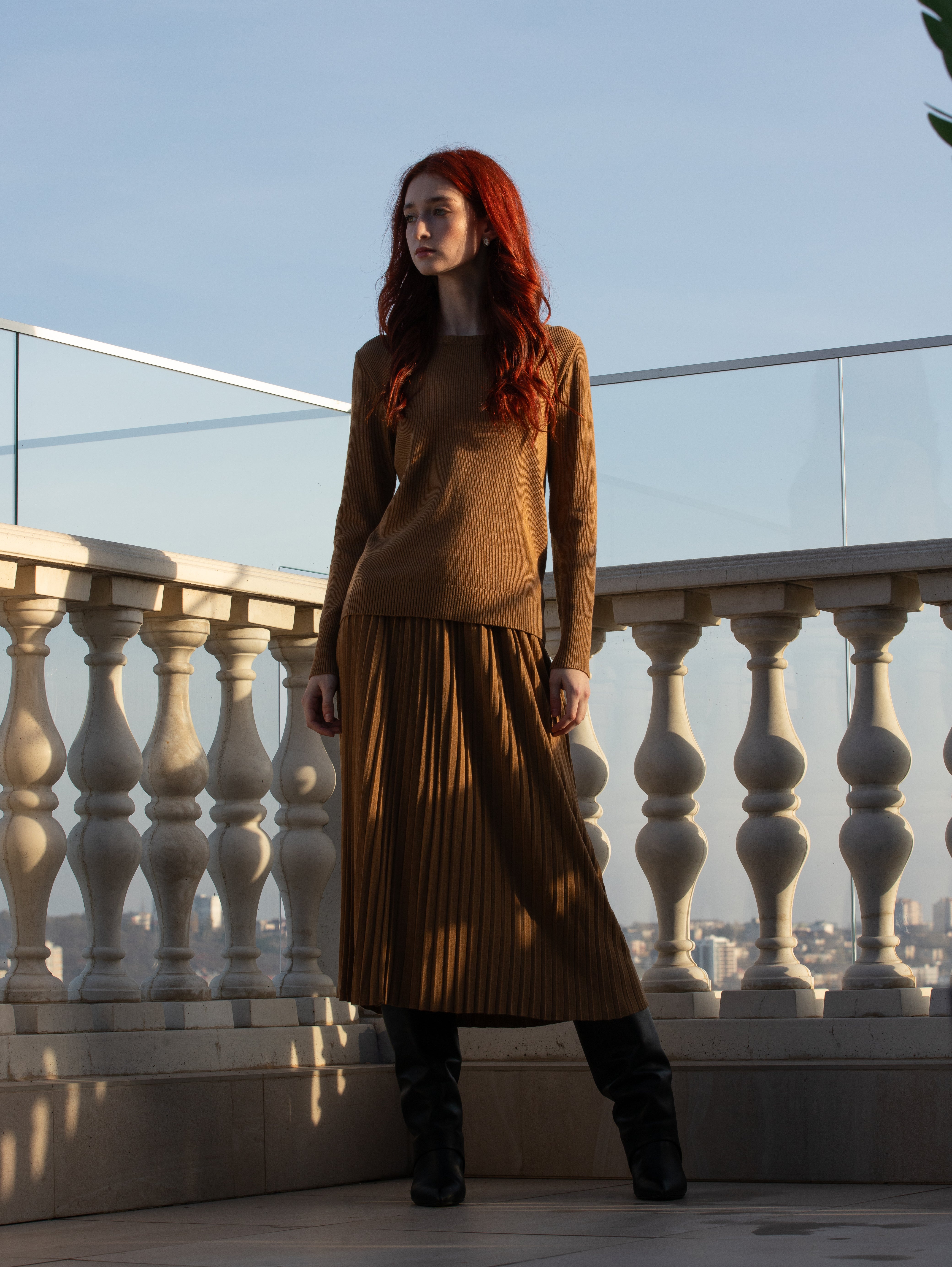 Set damă caramel din tricot – pulover fin și fustă plisată midi – MARRONE