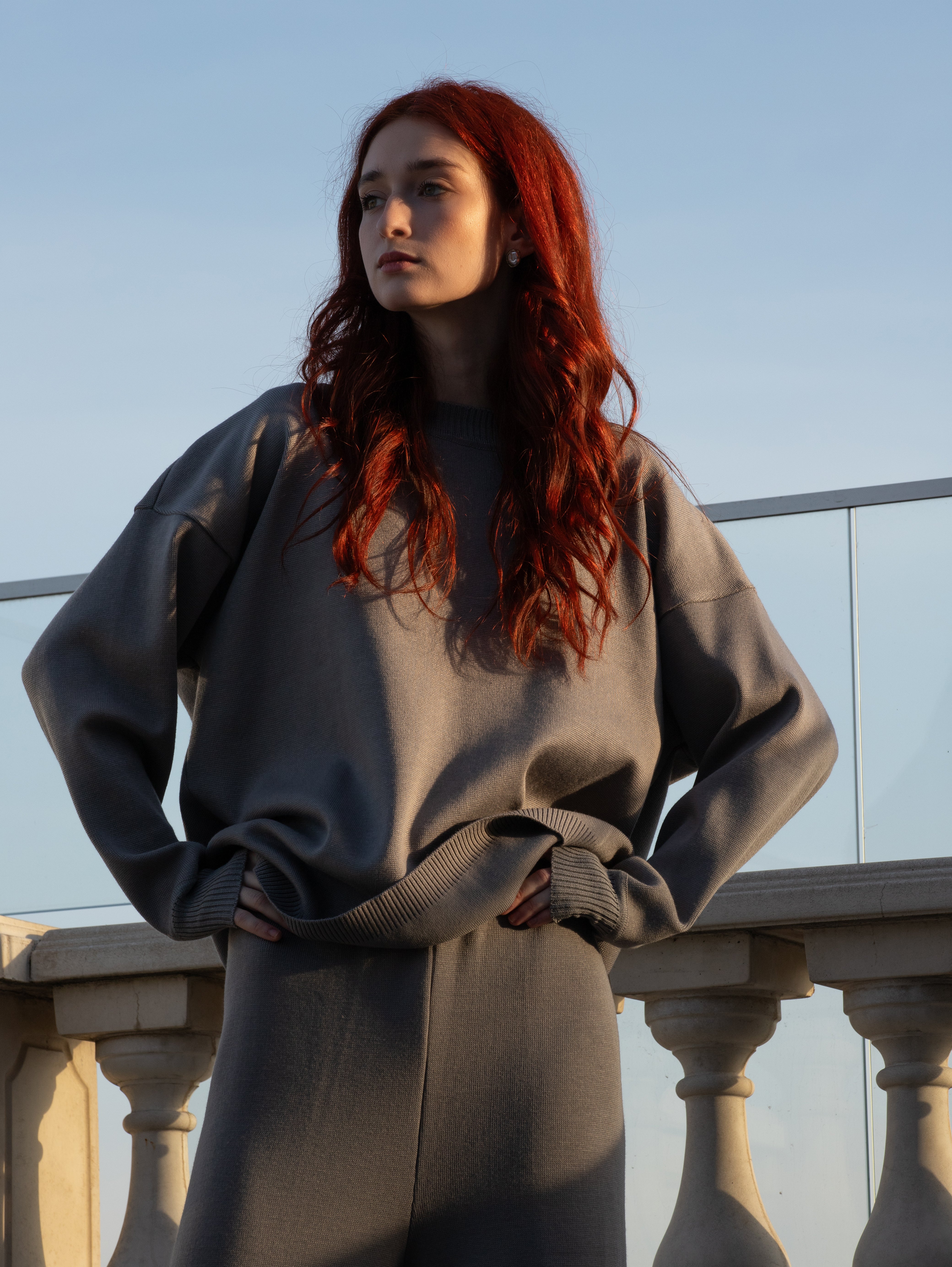 Set tricot damă GRI din lână merinos – pulover oversize + pantaloni largi MARRONE