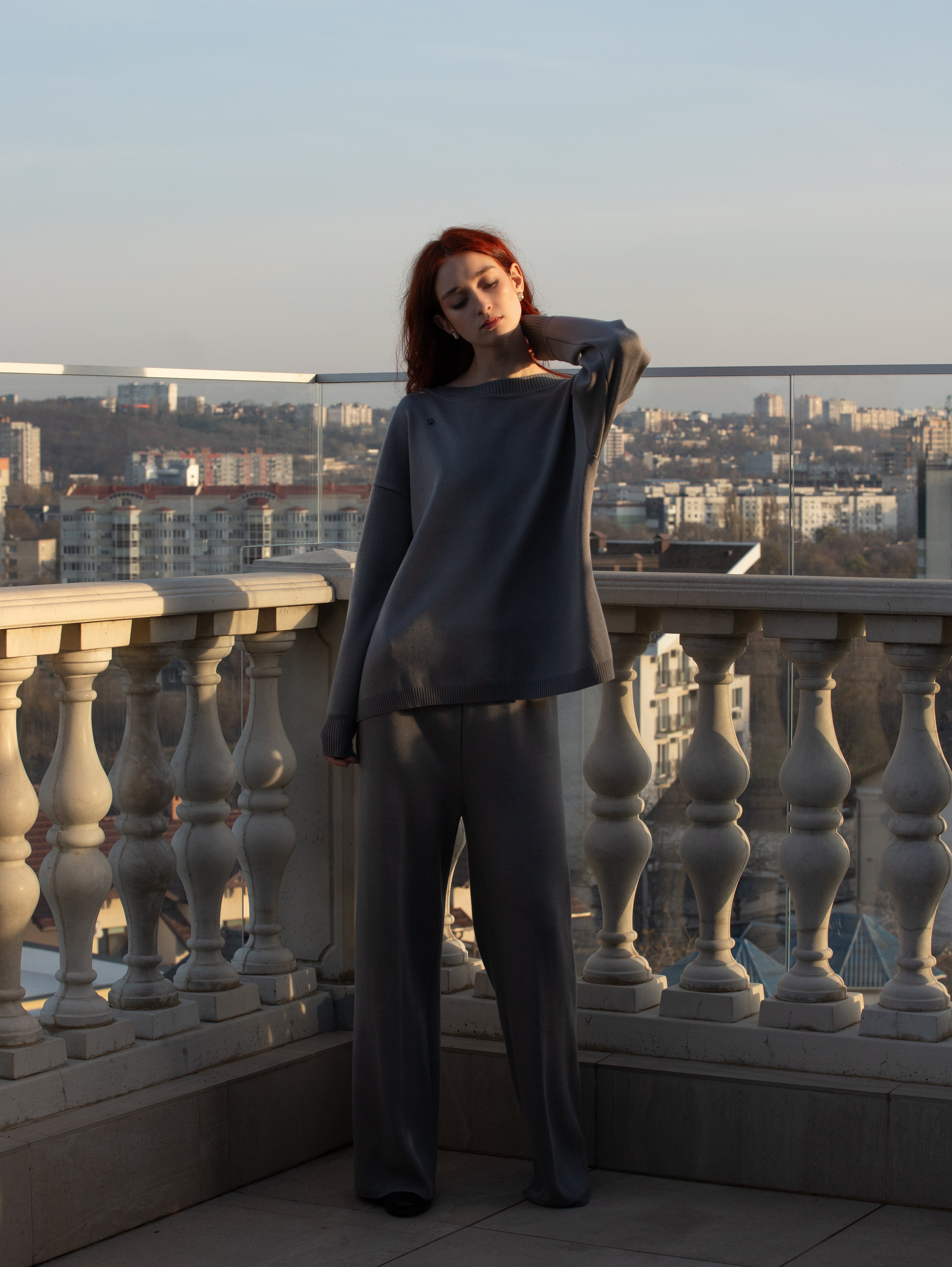 Set tricot damă GRI din lână merinos – pulover oversize + pantaloni largi MARRONE