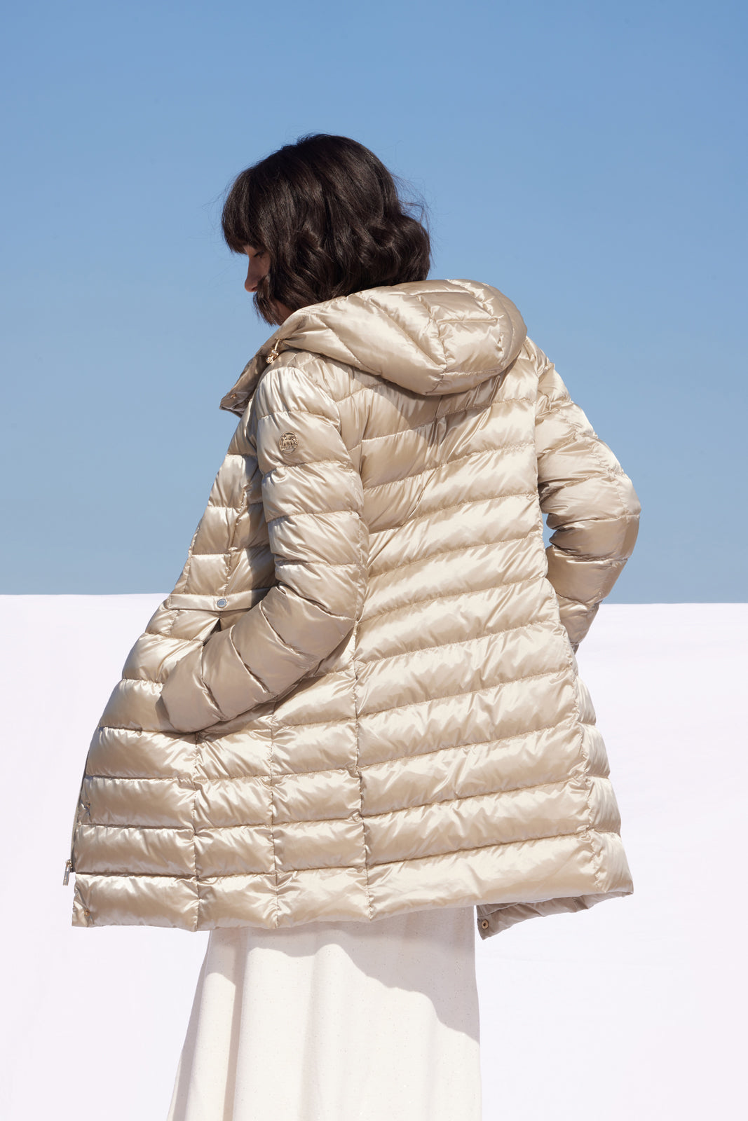 Palton de damă Madzerini DL001, material pearl cu textură matlasată, culoare bej deschis, mărime 36-40.