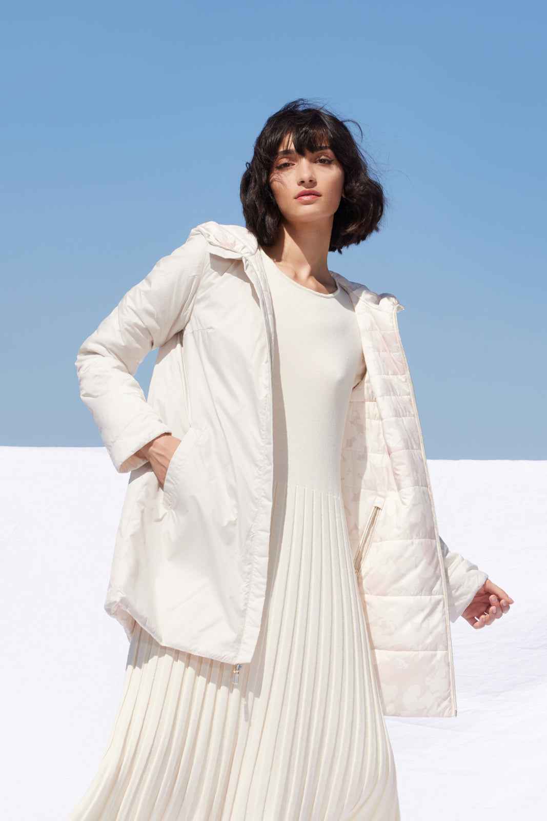 Palton reversibil Madzerini damă, matlasat, alb pearl, detaliu textură elegantă.