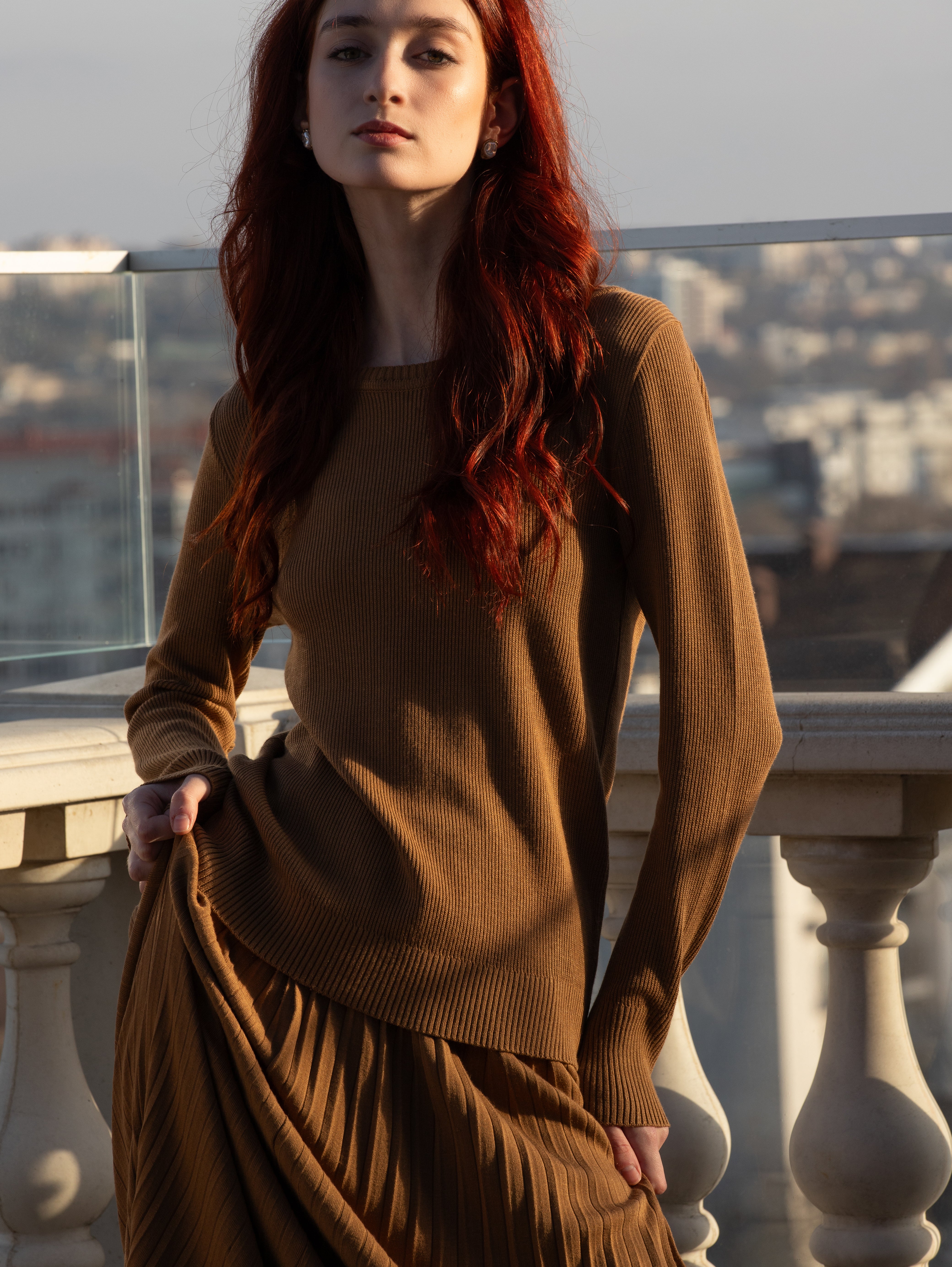 Set damă caramel Madzerini din tricot cu pulover fin și fustă plisată, detalii elegante bumbac și mătase.