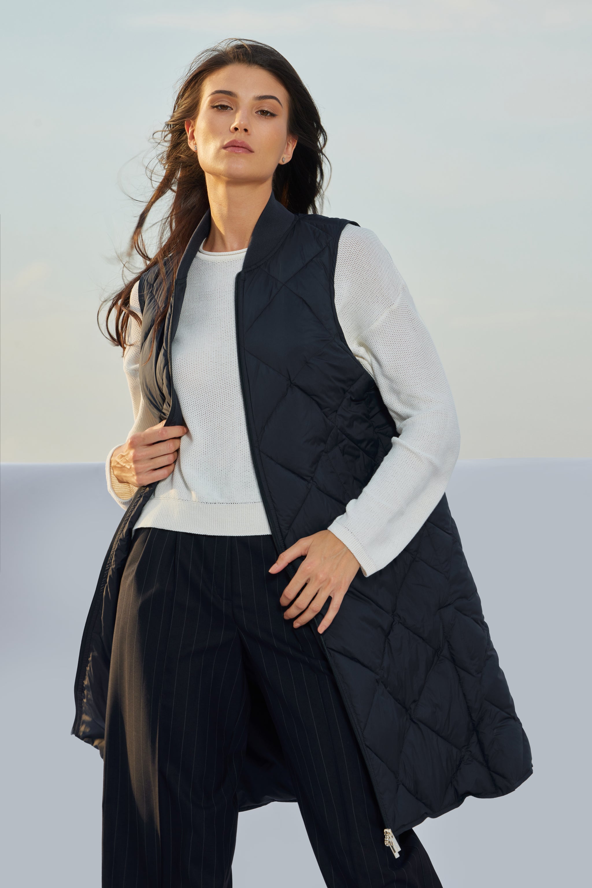 Vestă de damă Madzerini dark navy, material căptușit, fermoar auriu.