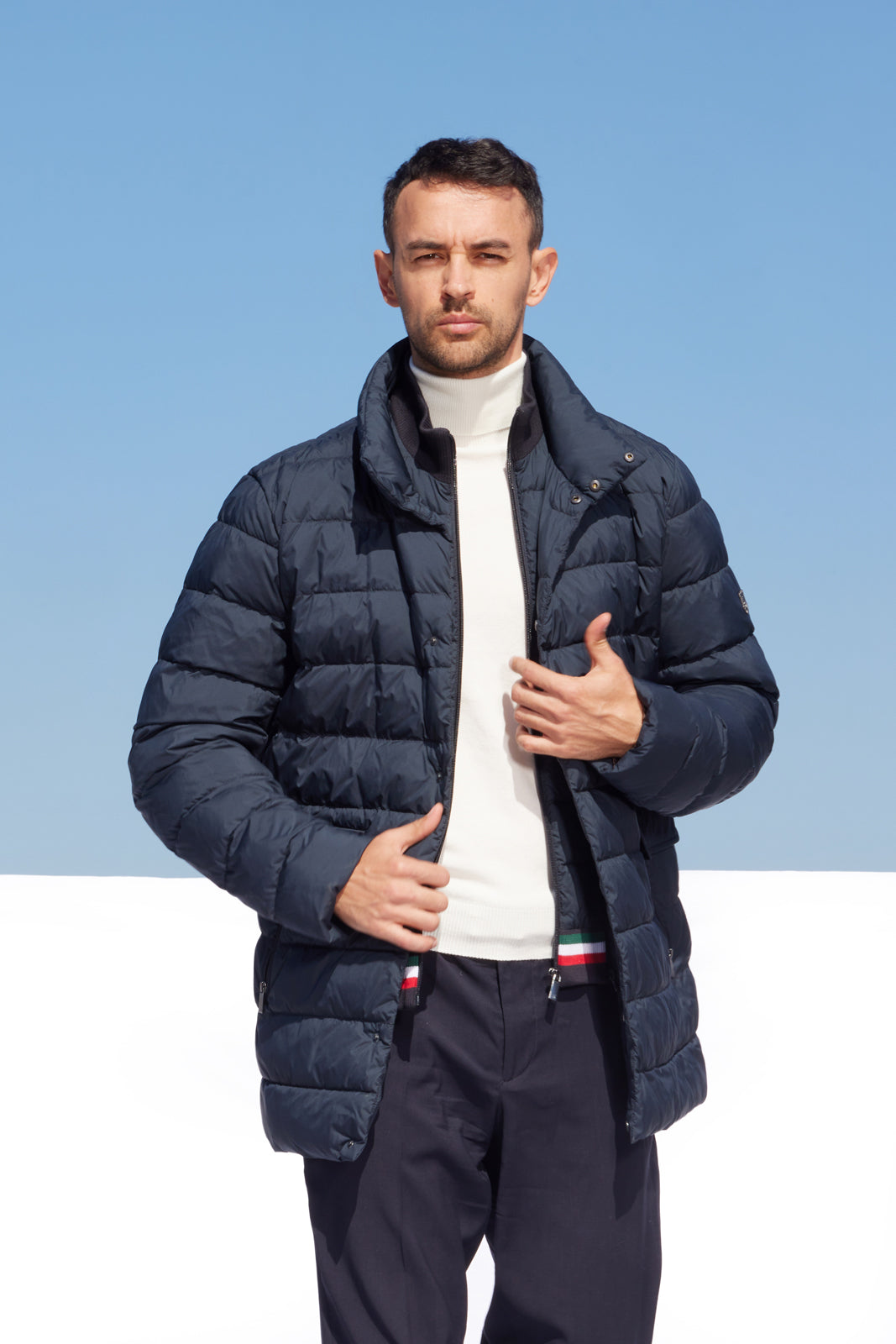 Geacă pentru bărbați Madzerini dark navy cu puf ecologic Bio Down elegant și confortabil.