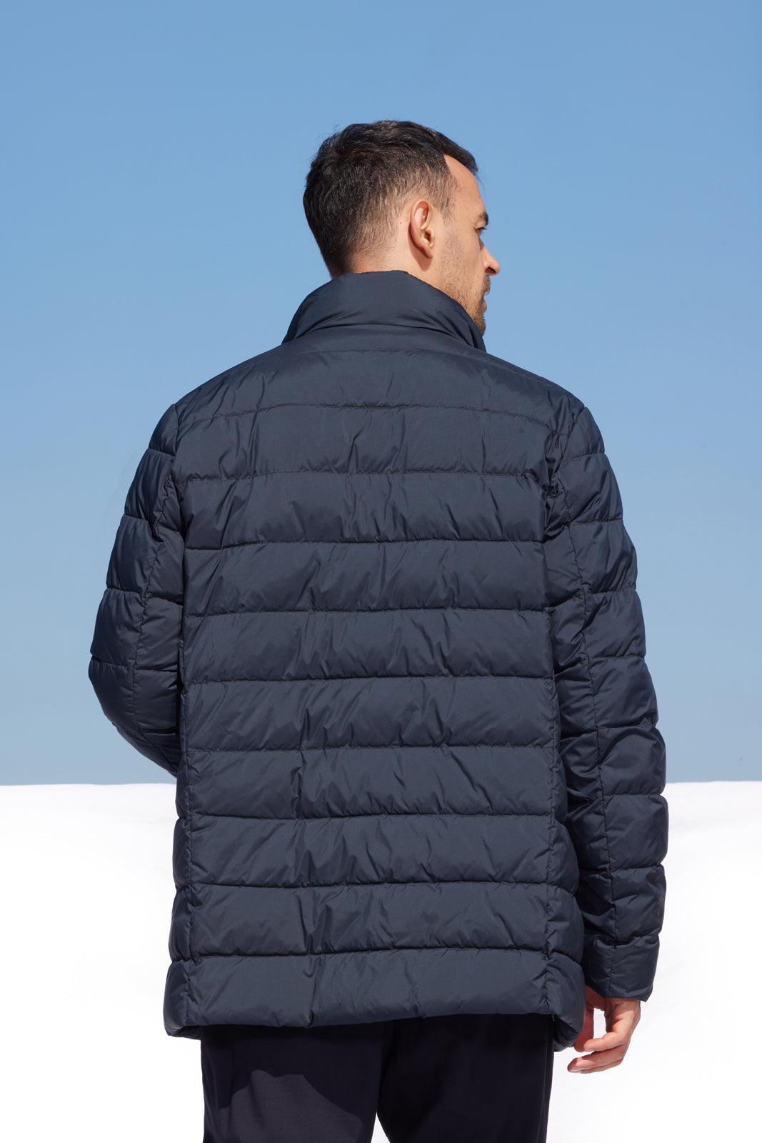 Geacă bărbați Madzerini dark navy, aspect matlasat, vedere spate.