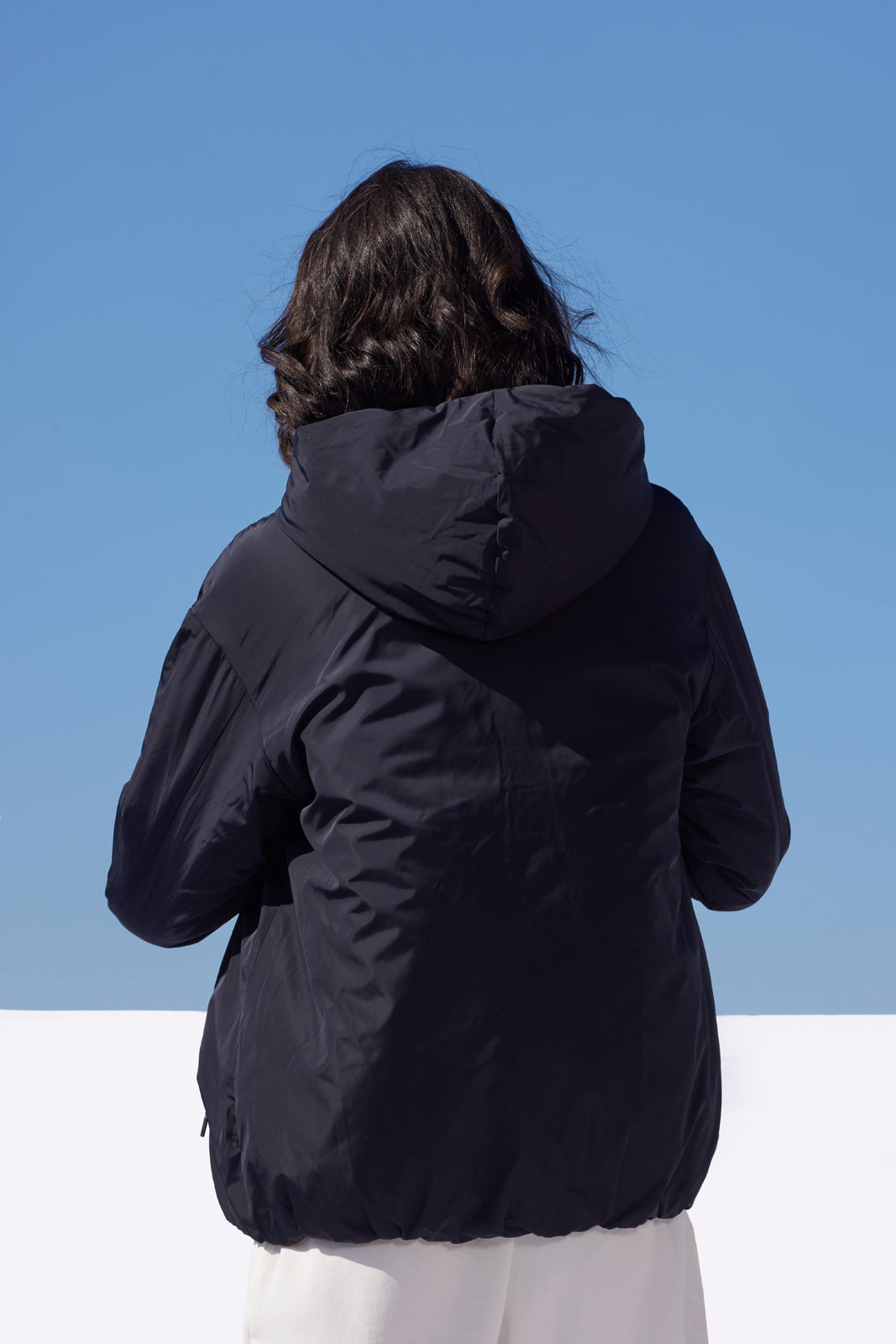 Geacă damă reversibilă Madzerini Dark Navy cu glugă, vedere spate.