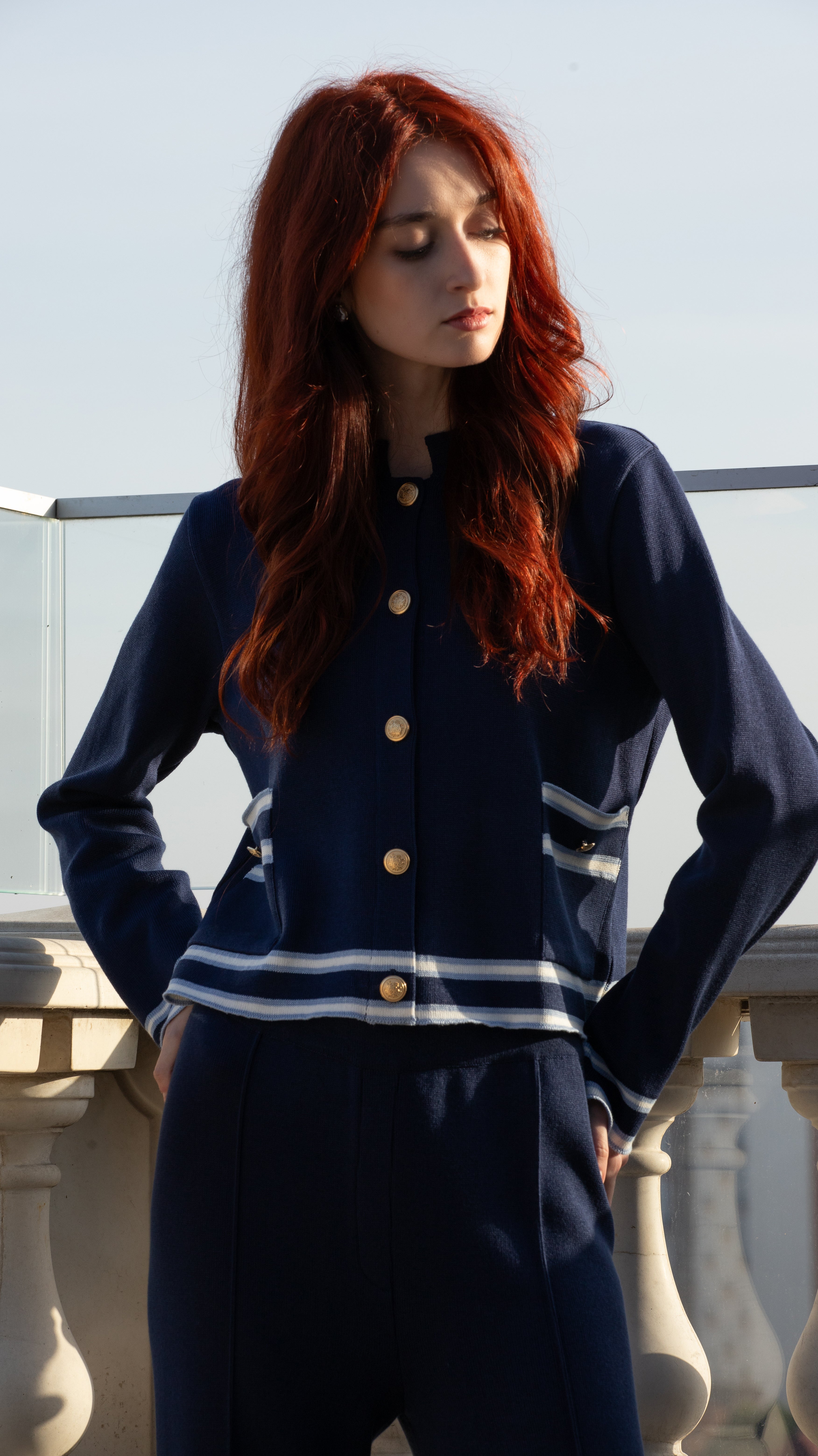 Set damă bleumarin din tricot – cardigan cu detalii albe & pantaloni lejeri – MARRONE