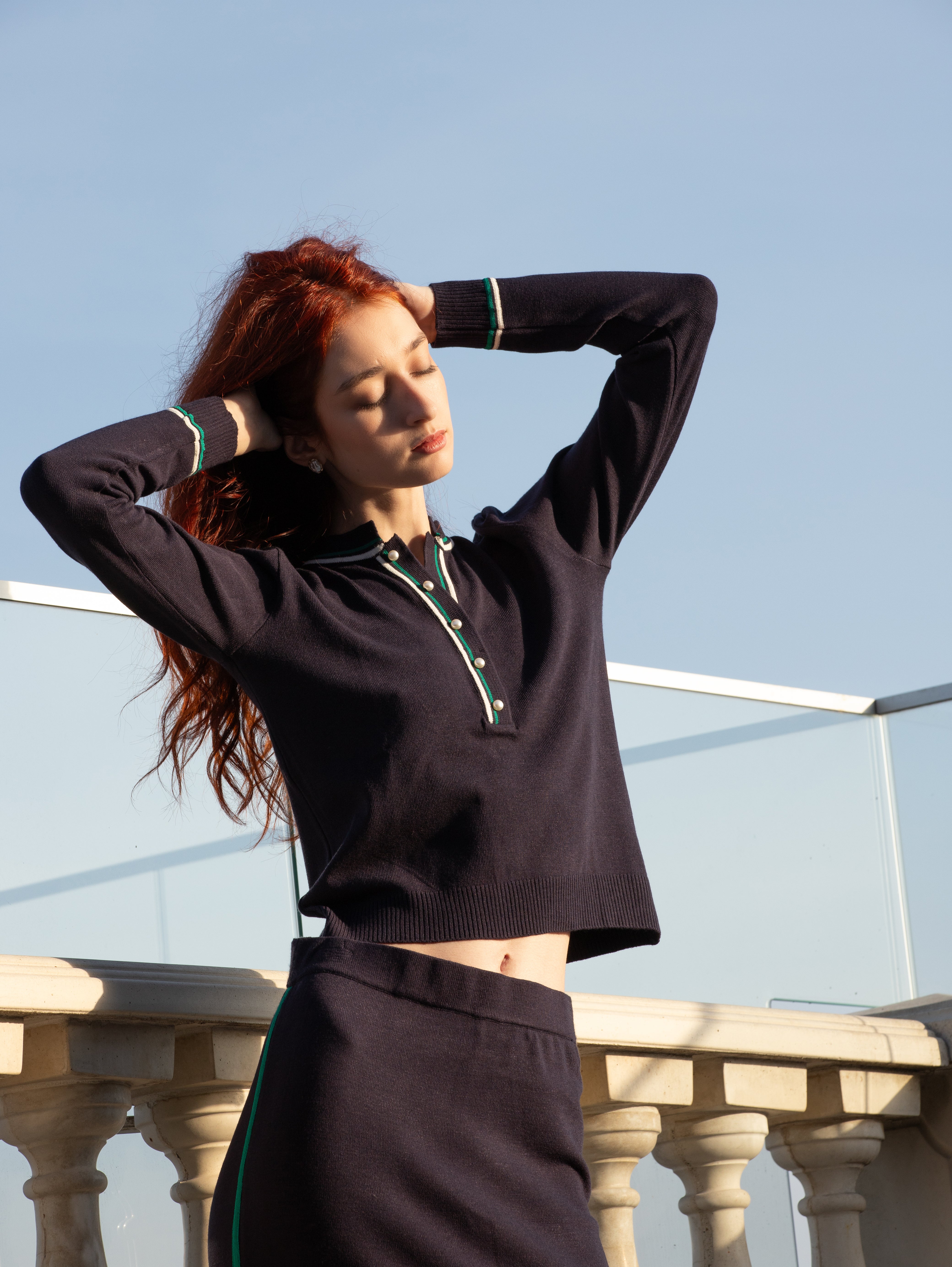 Set damă bleumarin din tricot – bluză cu nasturi și fustă midi cu bandă laterală – MARRONE