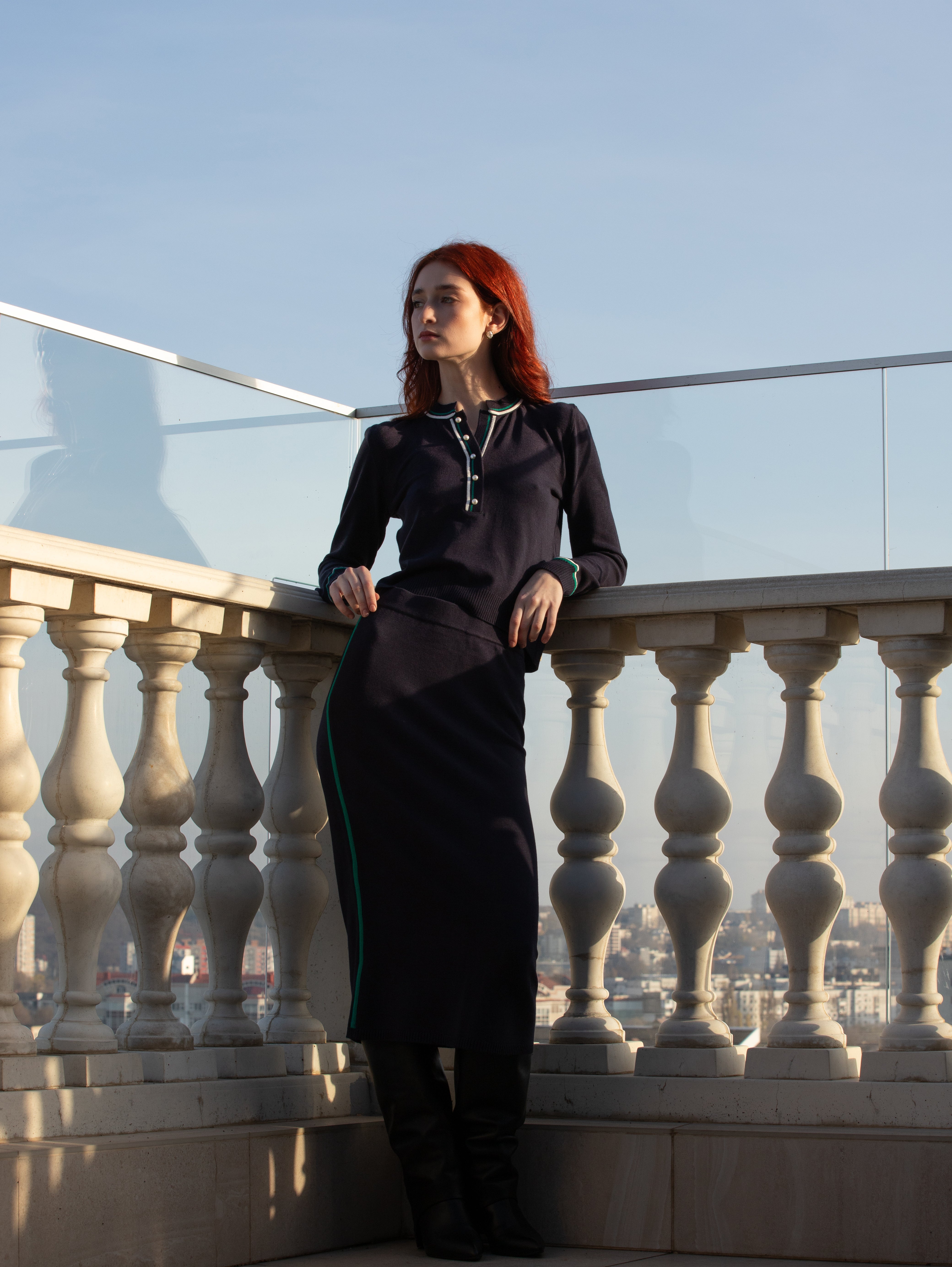 Set damă bleumarin din tricot – bluză cu nasturi și fustă midi cu bandă laterală – MARRONE