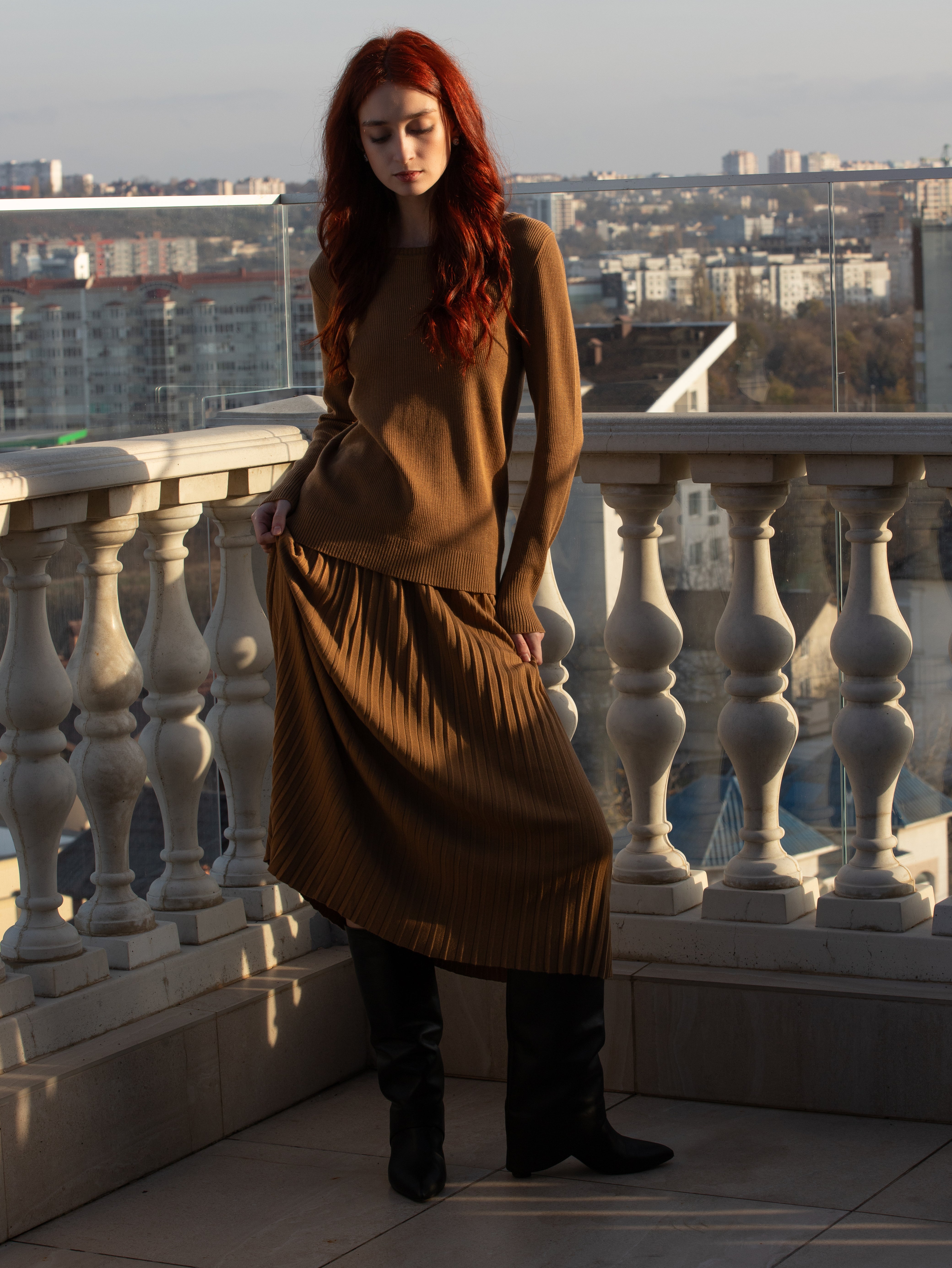 Set damă caramel din tricot – pulover fin și fustă plisată midi – MARRONE