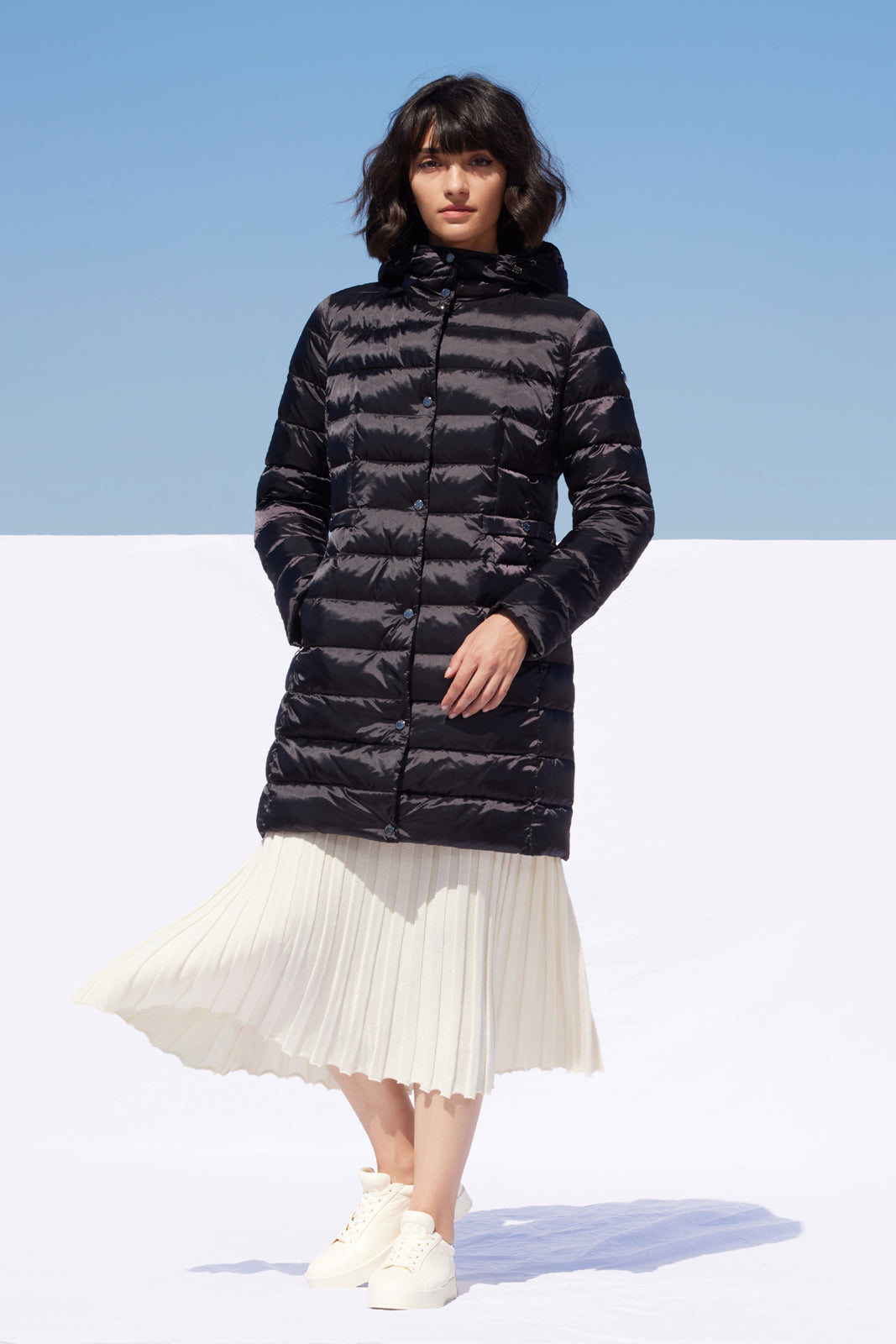 Palton matlasat negru Madzerini pentru damă, cu glugă, detalii de nasturi.